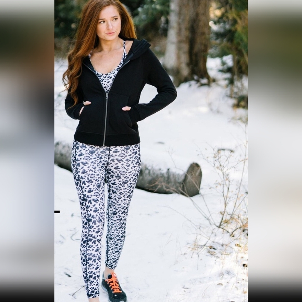 ZYIA Black and White Snow Leopard 7/8 Leggings Sm (6-8)